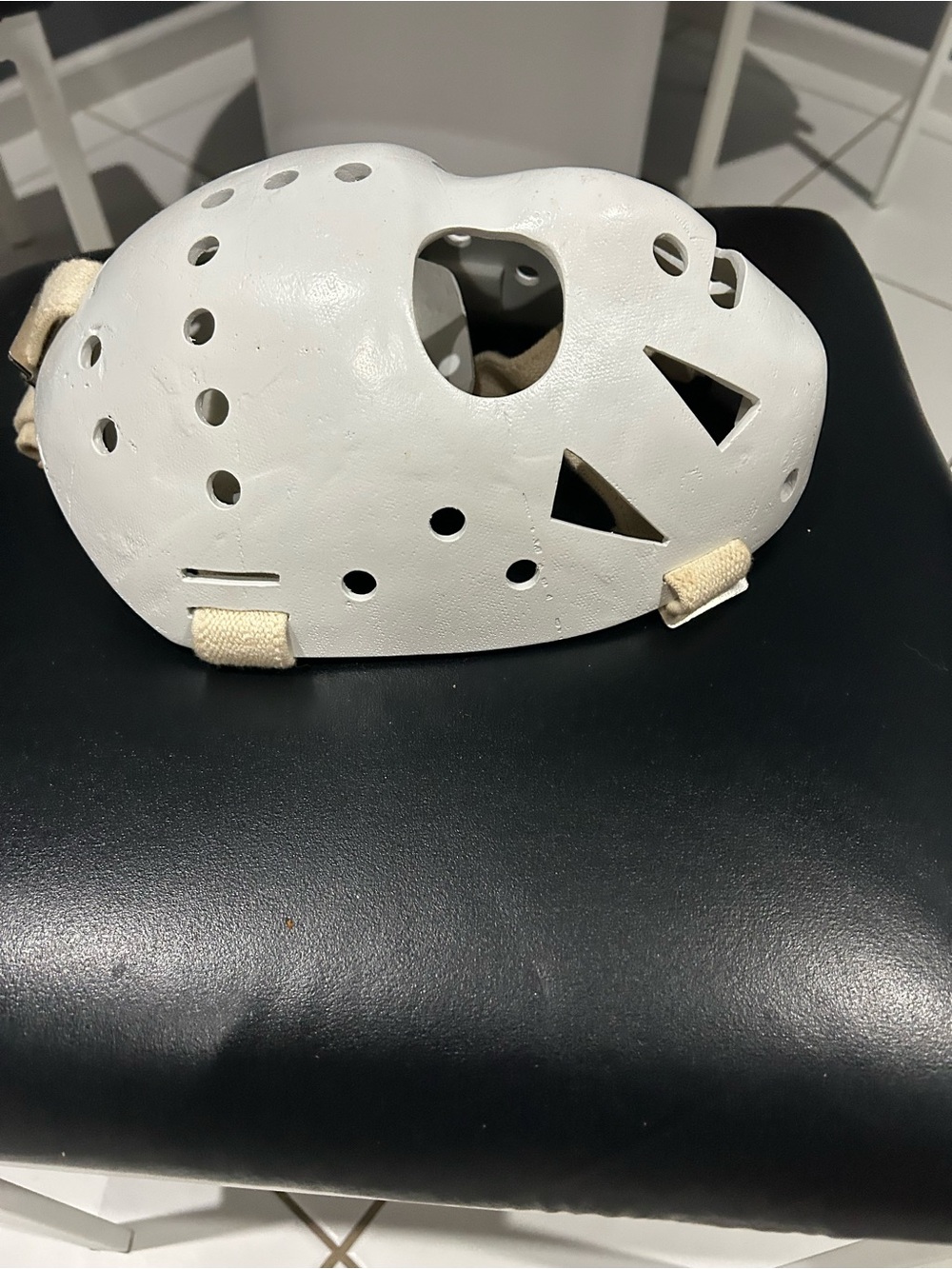 Goalie mask for display. Ernie Higgins design as worn by many classic NHL goalie - Picture 4 of 5